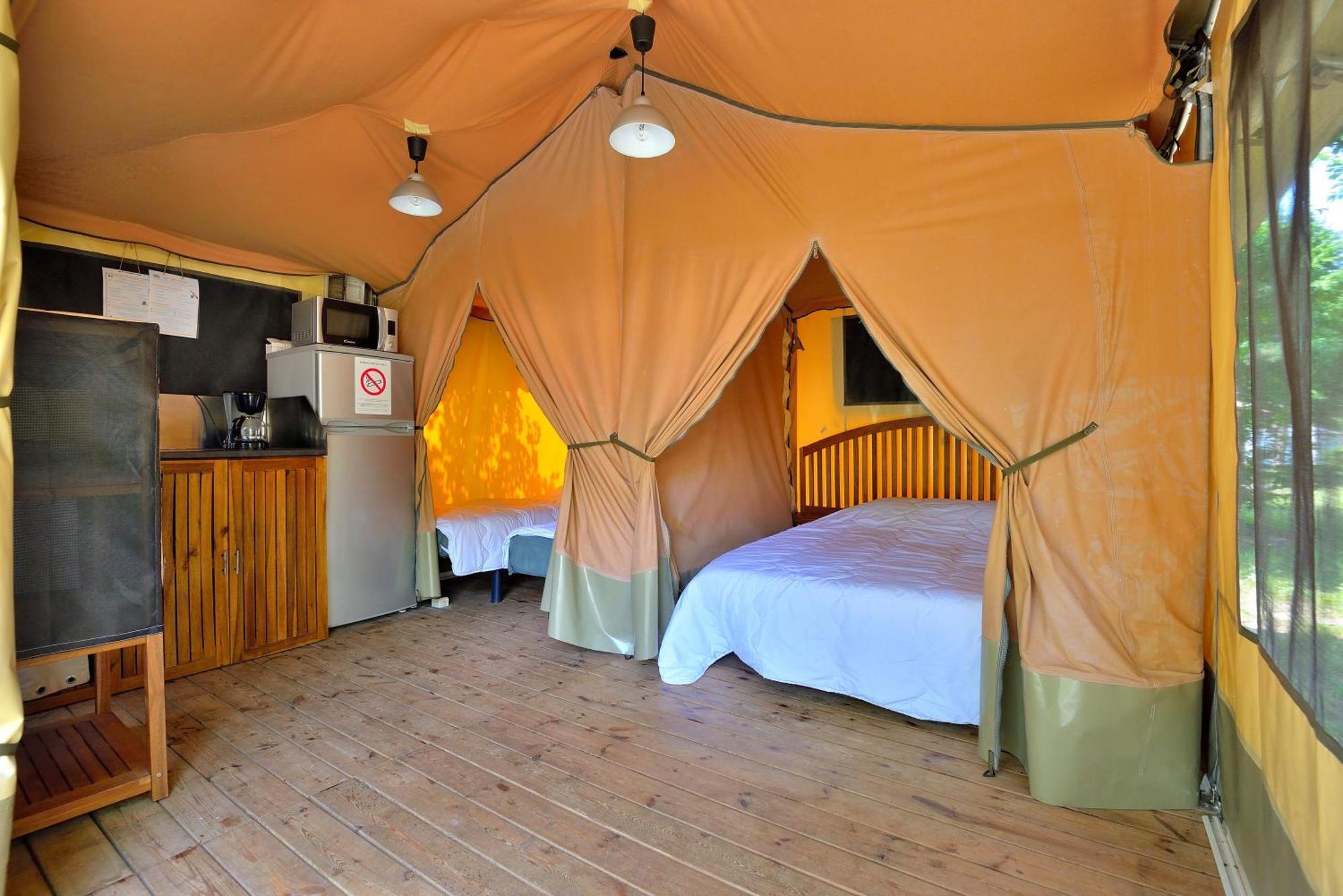 Camping Etang De La Vallee Combreux Oda fotoğraf